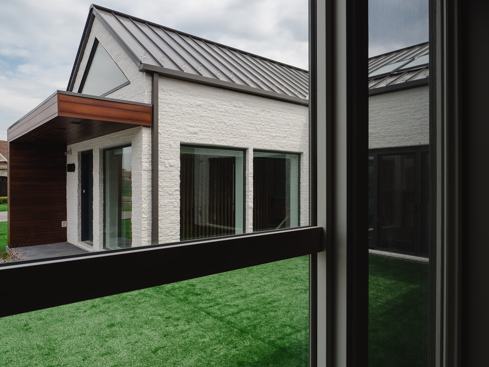 Full-width single-level home design in Kingston suburb
