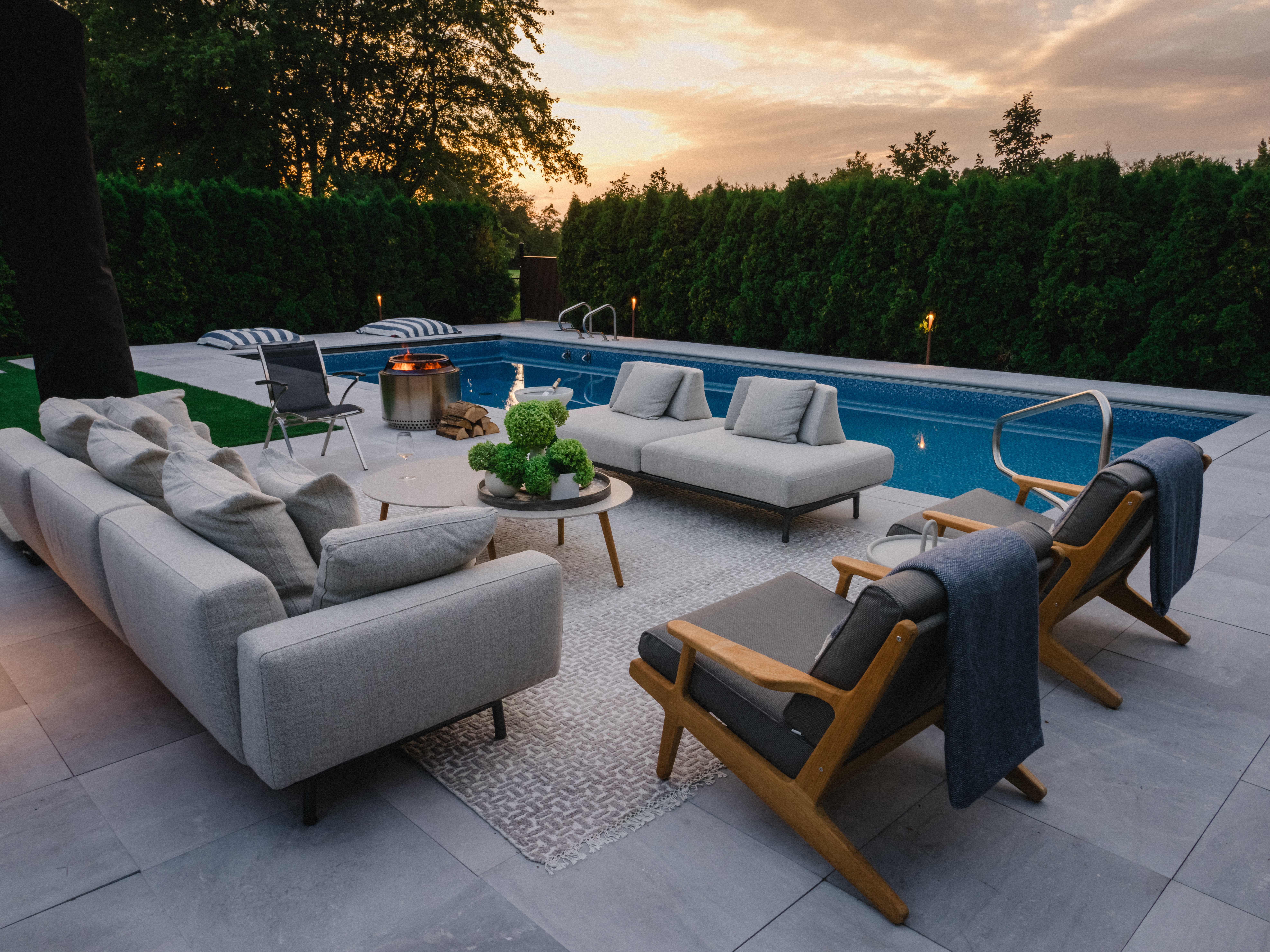 Outdoor lounge zone with modern seating and structured planting