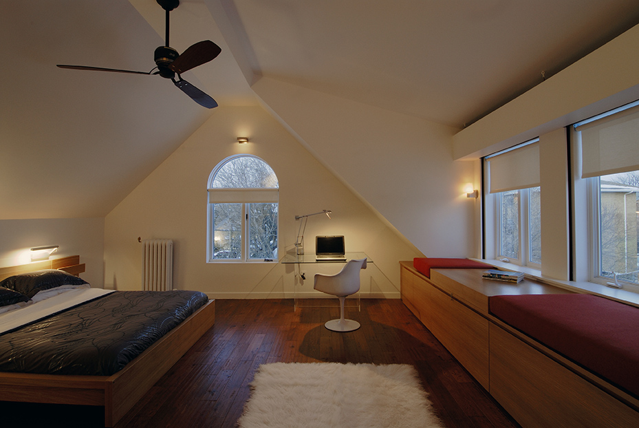 Bright master bedroom with vaulted ceiling and built-in window bench seating